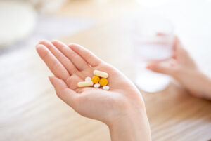 手のひらにのせた薬